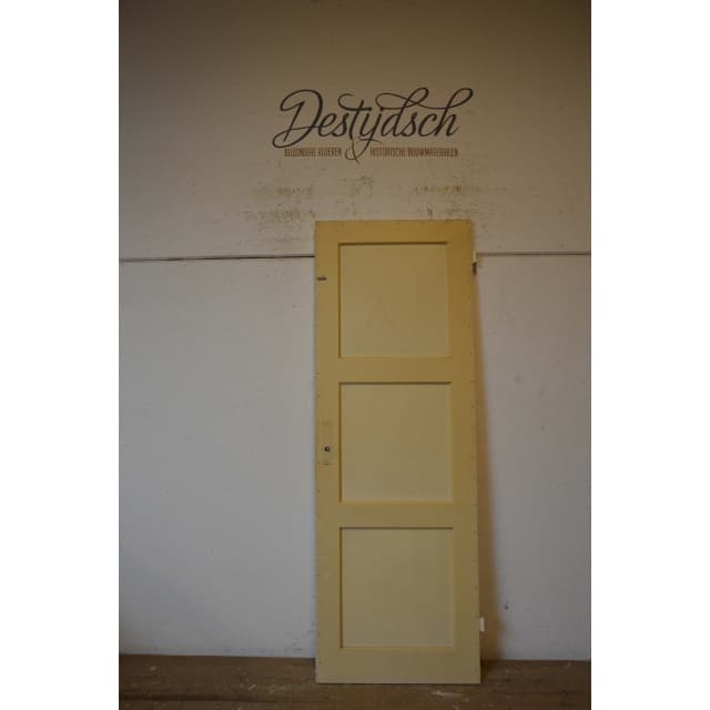 Oude drievaks opdekpaneeldeur